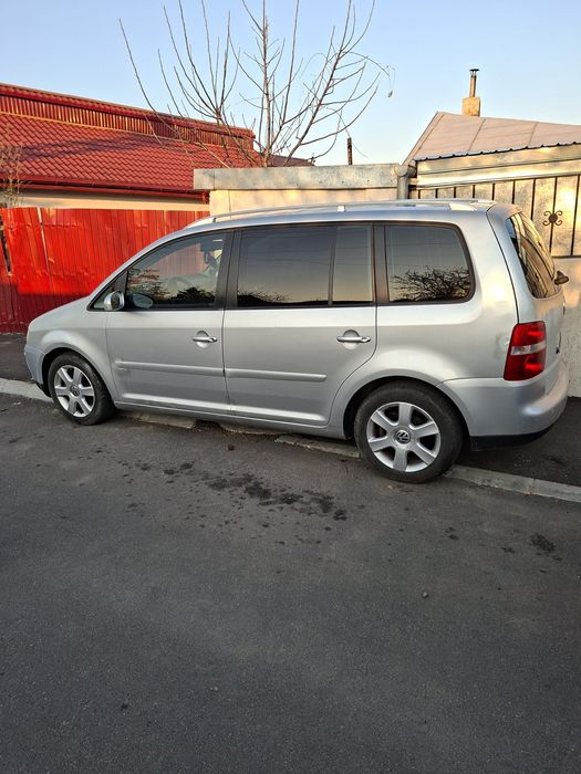 Vând Volskwagen Touran