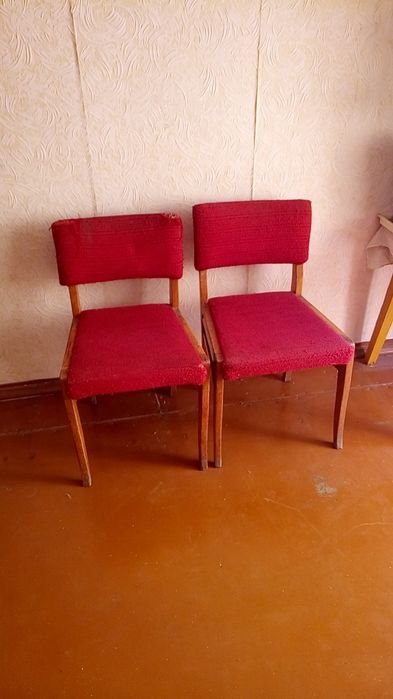 Деревянные стулья.