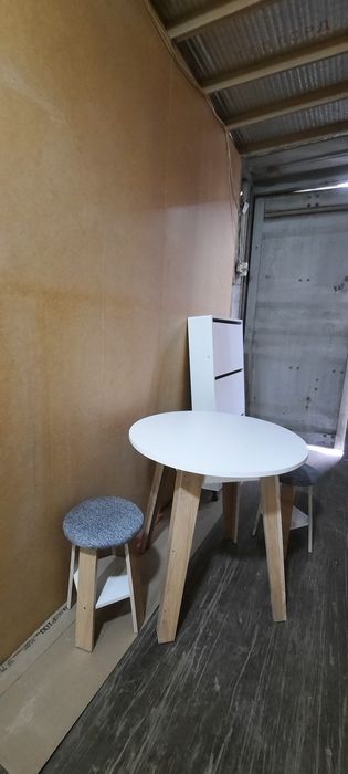 Пиодам обеденный стол.