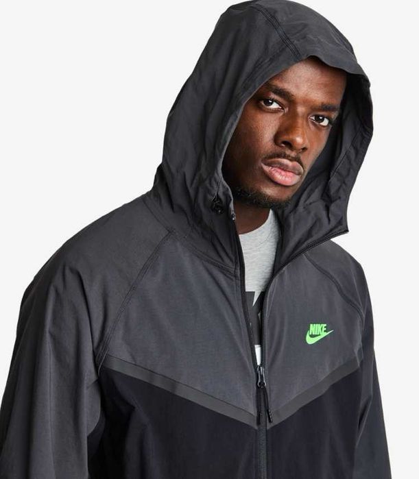 Nike tech woven size L