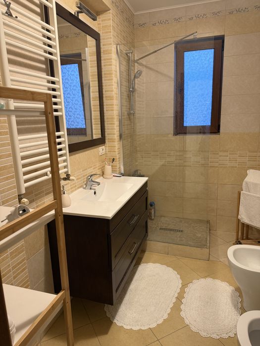 Inchiriez garsoniera  cu loc de parcare privat