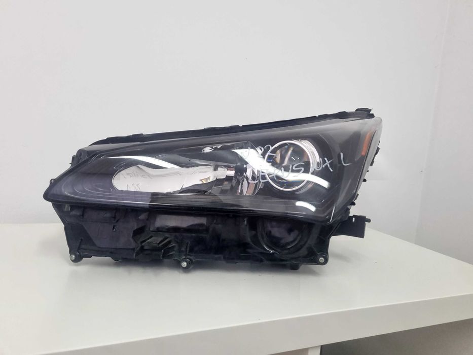 Продавам ляв фар за Lexus NX