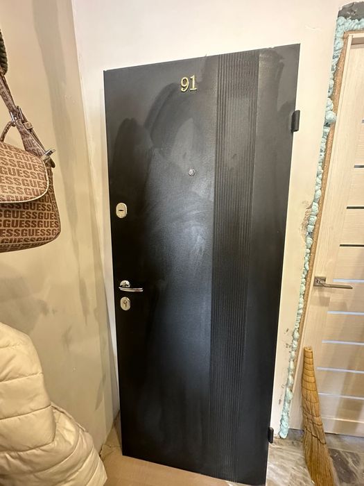 двери  входные и комплектующие