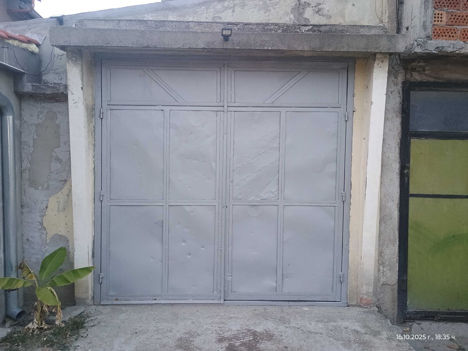 Метална гаражна врата с метална каса.
