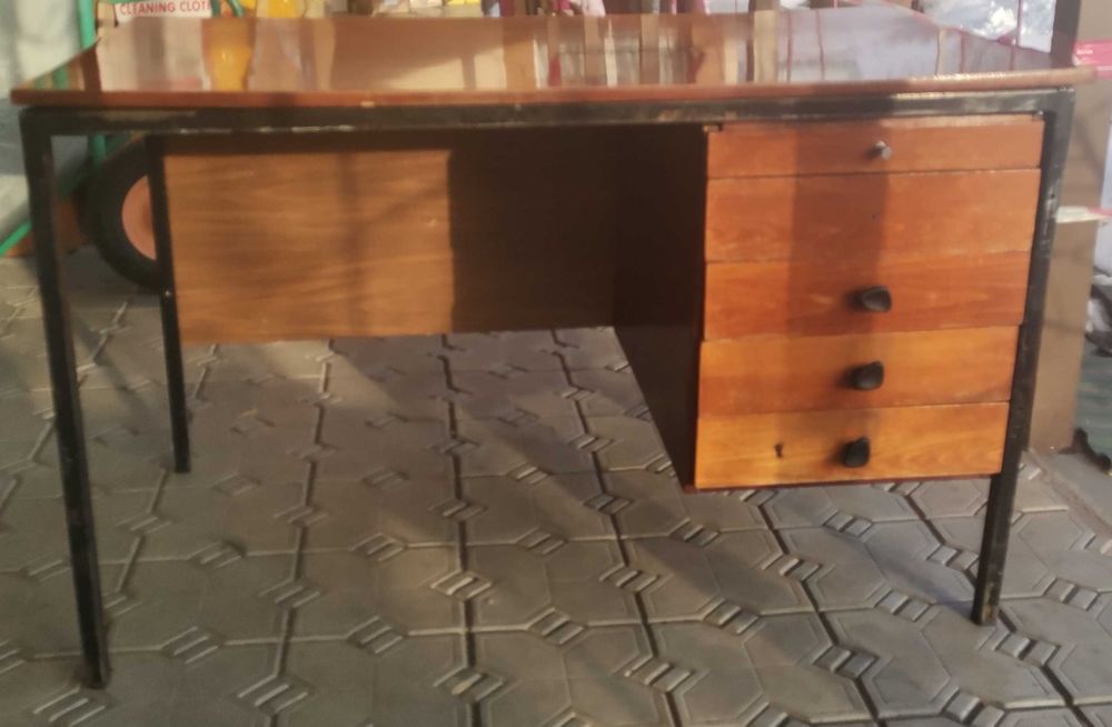 Продам  письменный рабочий стол.