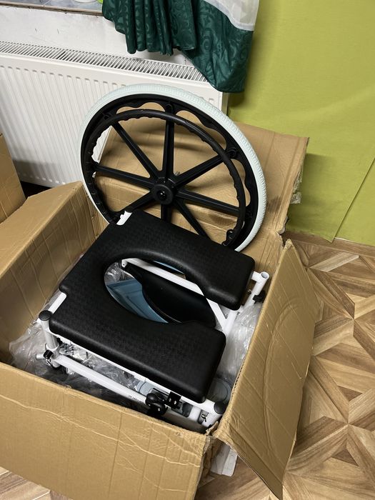 Scaun cu Rotile cu toaleta