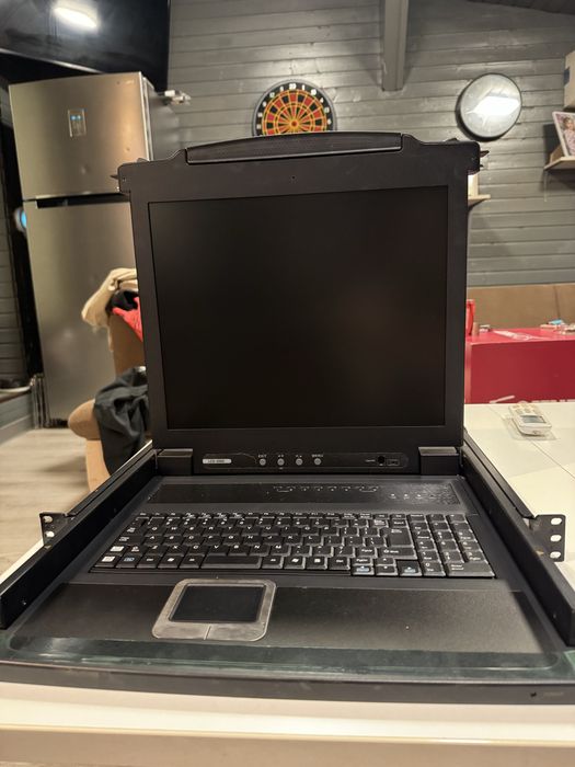 Consolă KVM Rack 17/19” LCD cu tastatură și touchpad – VGA – profesională