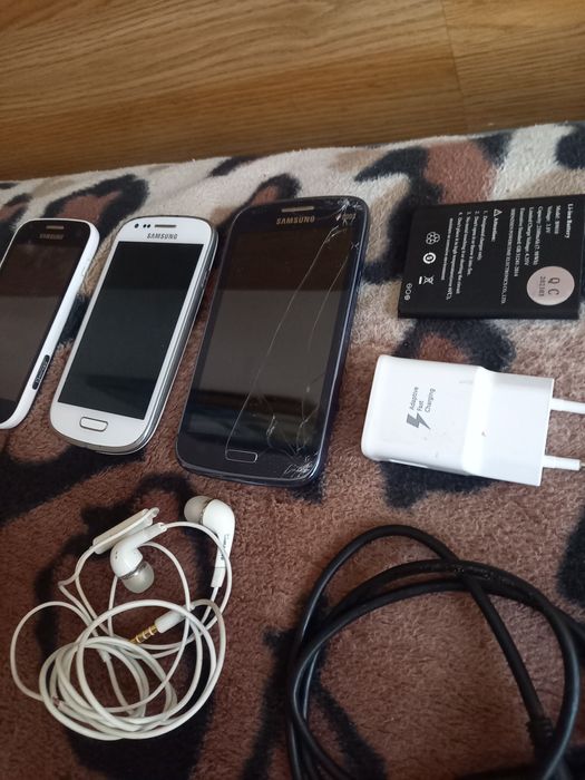 Телефони SAMSUNG 3 броя