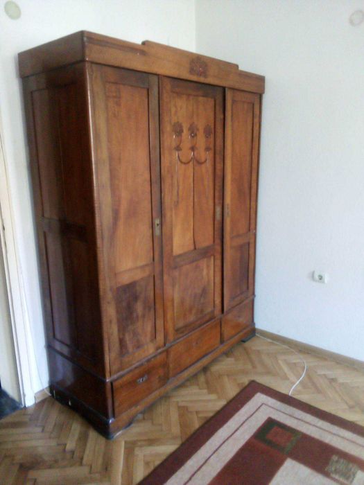 Архаичен Гардероб от масивно дърво - Орех.