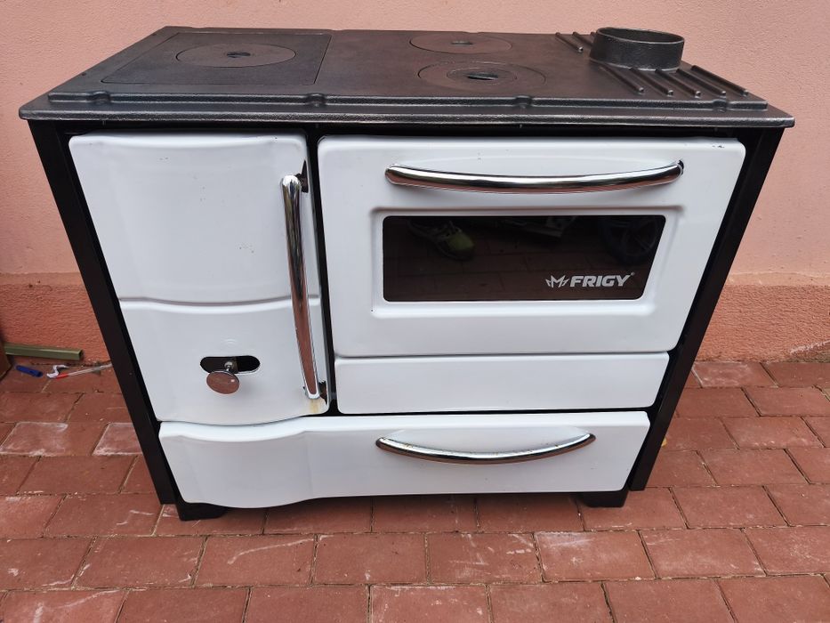 Sobă de gătit 7kw, plită fontă,lemne,3 ochiuri, cuptor mare,focar mare,stare foarte bună, puțin utilizată