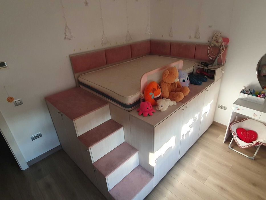 Mobila dormitor formata din pat inaltat cu camera secreta, spatii dulap haine si 2x rafturi perete inalte