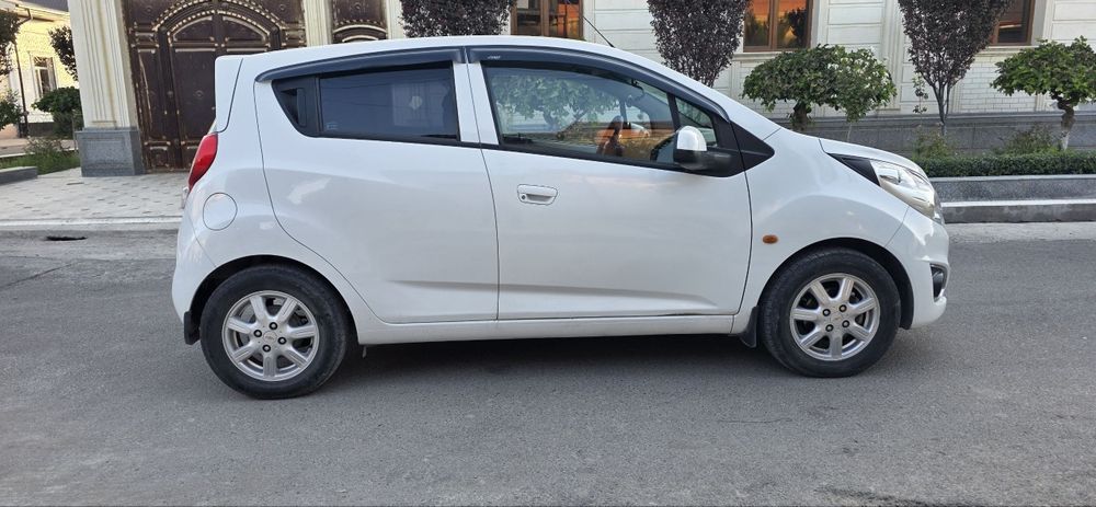 Chevrolet Spark sotiladi.