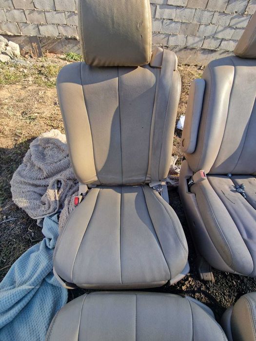 Кожанные сидения на Эстиму или Превия, торг уместен