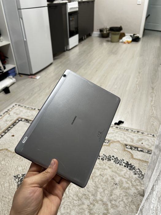 Продам планшет Huawei в хорошом состояни