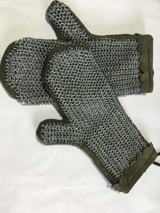 Manusi din piele intoarsa si zale, inspiratie medievala