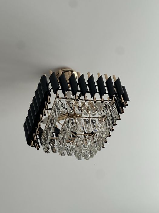 Продам новые люстры 3шт