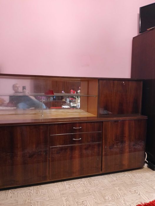 Продавам стар салонен бюфет