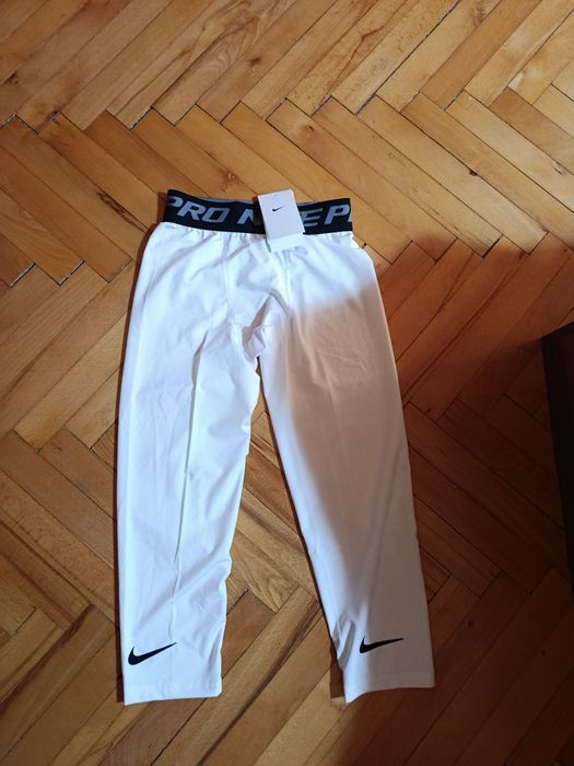 Бял клин на Nike