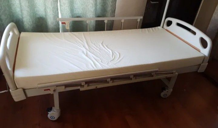 Отдаваме напълно оборудвано медицинско легло в гаранция+матрак и две