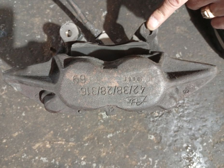 Суппорта с тормозными дисками на Мерседес Е420-430,140