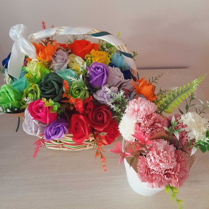 Букети от пластични и глицеринови цветя