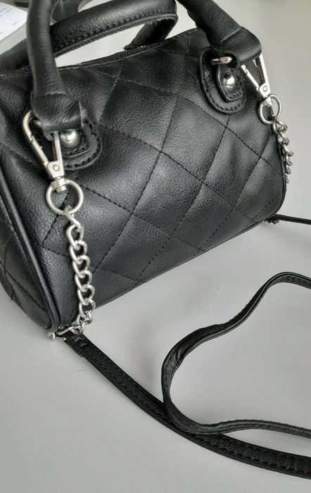 Малка черна чанта