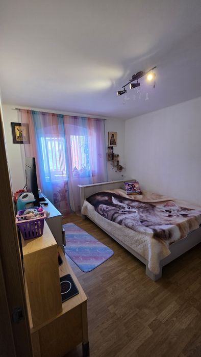 Vând apartament semidecomandat