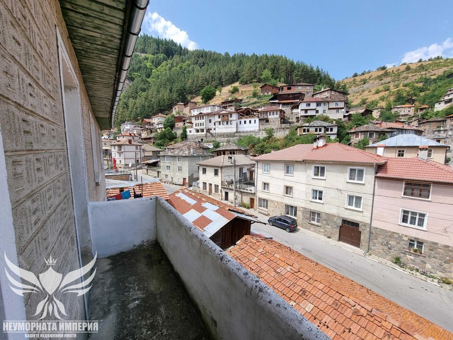 Продавам къща 225РЗП с 266 кв.м. двор в с.Забърдо обл.Смолян