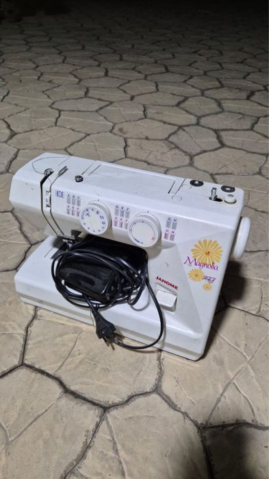 Универсальная швейная машинка