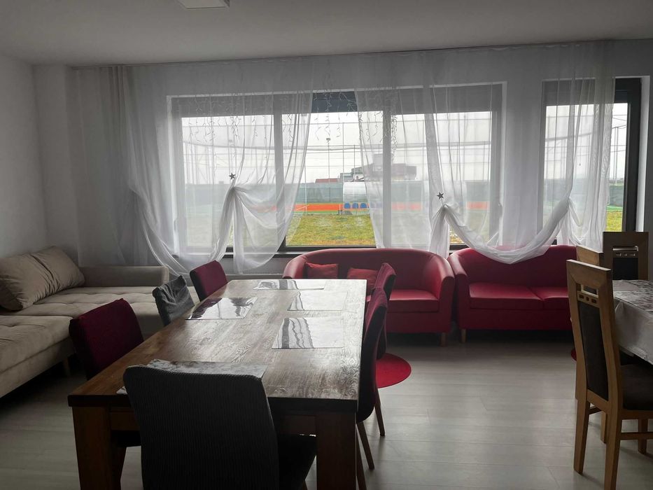 Casă spectaculoasă cu teren de sport și curte mare în Tărlungeni