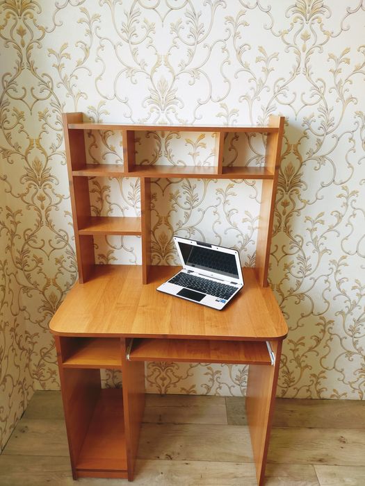 Стол для учёбы и работы.