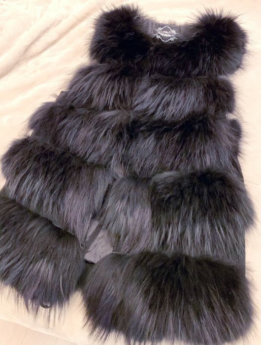 Пухкав елек с естествен косъм от сребърна лисица