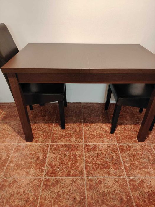 Vand masa bucatarie cu scaune piele.