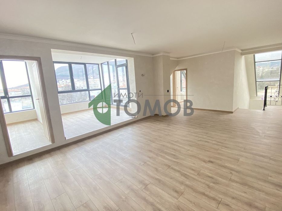 Продава се Тристаен апартамент в Шумен, Център - 129 кв.м за 1500 €/кв.м - Снимка #2