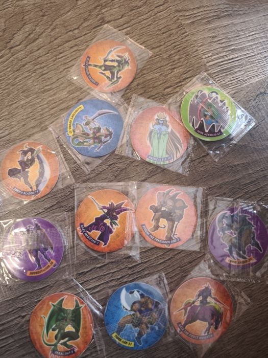12 броя запечатани Югио тазота от 2000г Yu-Gi-Oh tazos.