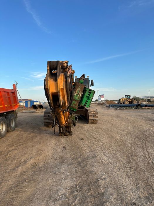 Экскаватор с вибропогружателем