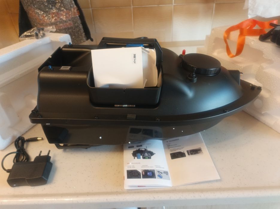 лодка захранка с 1 и 3 коша, GPS