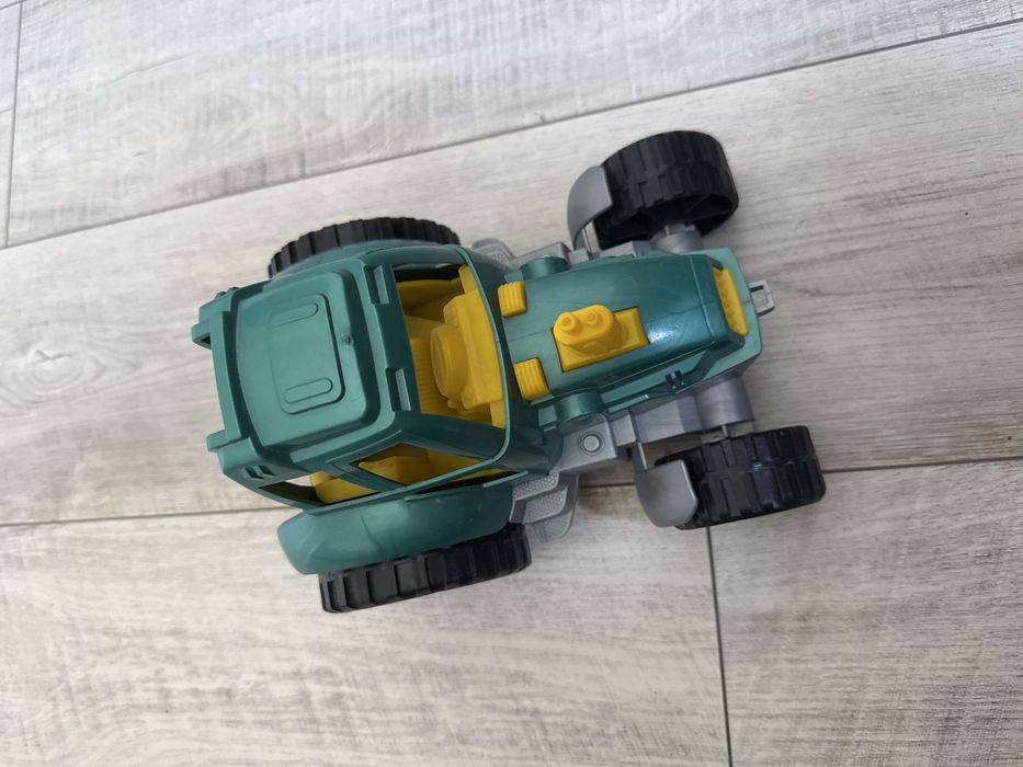 Трактор пластик новый