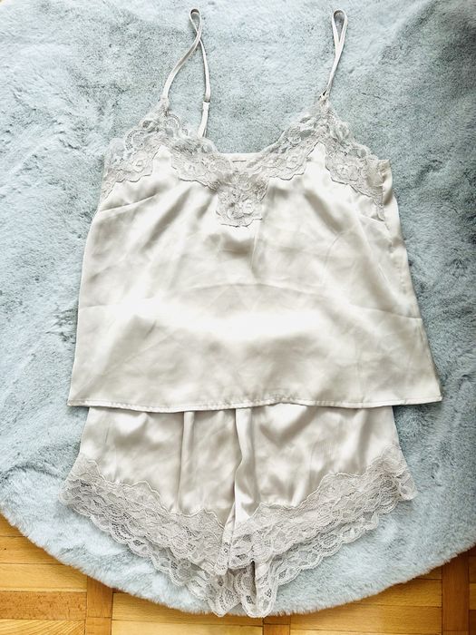 Vând 2 seturi lenjerie satinată H&M