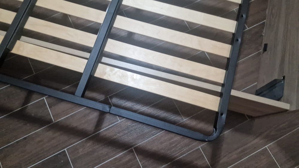 Pat matrimonial cu somiera rabatabila si noptiere