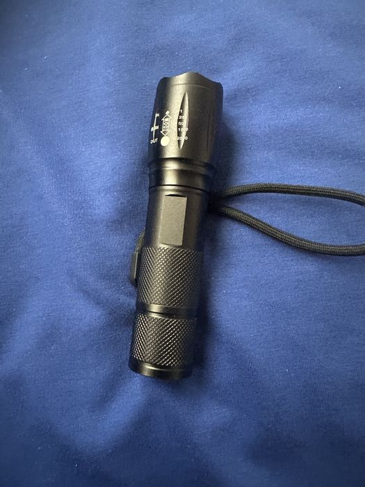 Продавам чисто нов фенер със зум и батерия в комплекта 18650