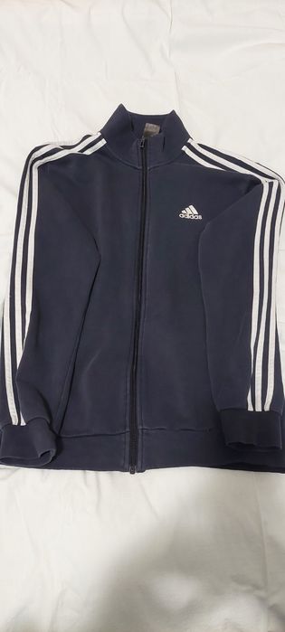 Продавам екип на adidas.