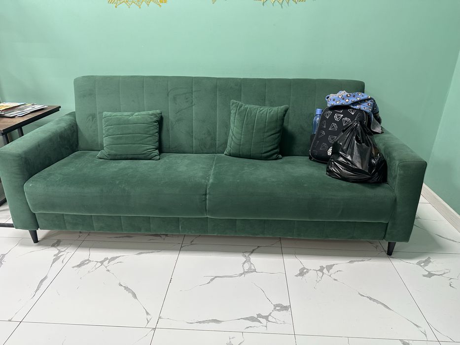 Диван с 2мя подушками