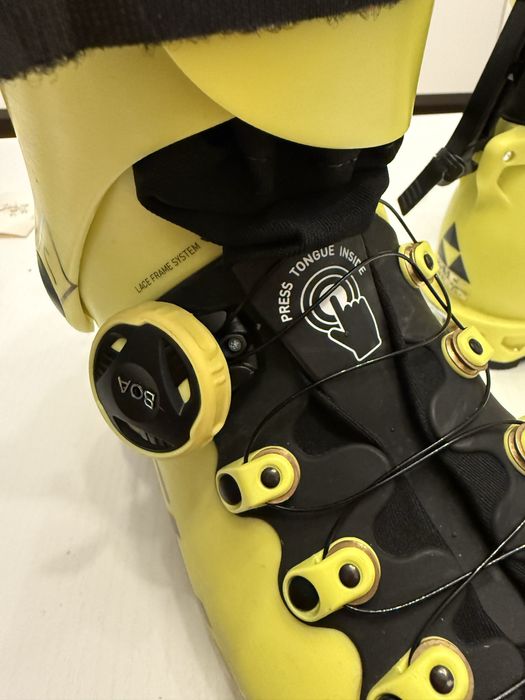 Clapari ski Fischer Travers CS Yellow 25.5 mondo