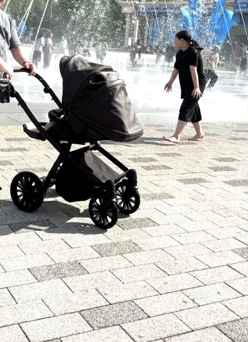 Продам модную коляску