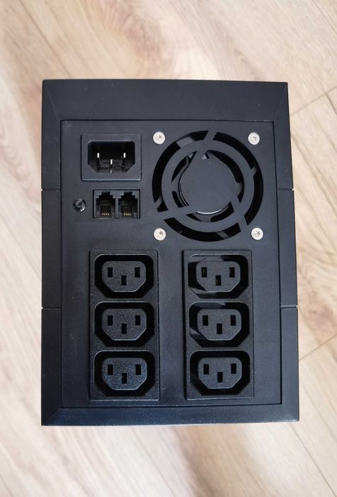 Продавам използван UPS-и Eaton 5E 2000VA, с нови батерии Sbat + гаранц