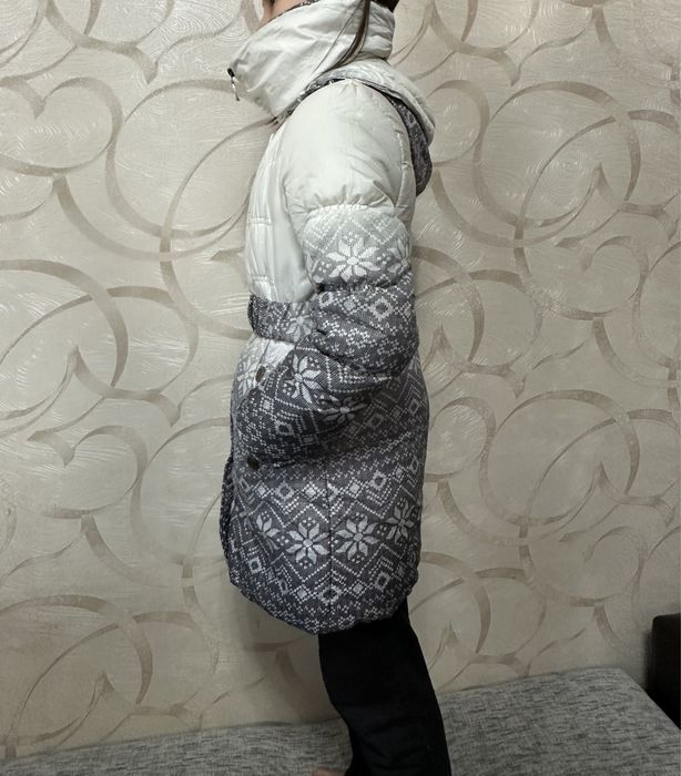 Продам куртку теплую на девочку 8-10 лет.