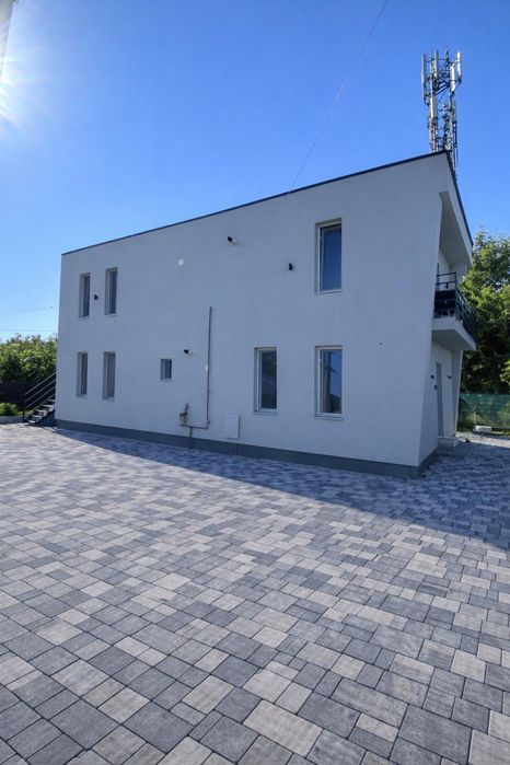 Inchiriez apartament la curte cu 2 loc. parcare, gratar, spatii verzi