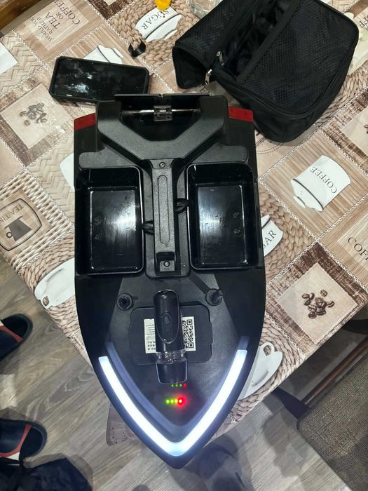 Лодка за захранка V020