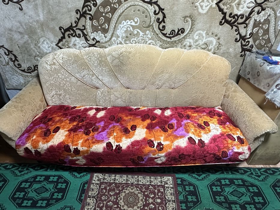 Диван небольшой светлый
